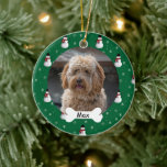 Snowman Custom Pet Puppy Dog Foto Keramisch Ornament<br><div class="desc">Personaliseer dit feestelijke hondenontwerp met een foto van uw ornament met hun voornaam op het naamplaatje van het hondenbeenmonogram. Een geweldig souvenir cadeau voor hondenliefhebbers,  om de eerste kerst van een puppy te vieren of om de herinnering aan een geliefde gezinshond te koesteren.</div>