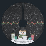 Snowman, Cute, Festive, White en Black Kerstboom Rok<br><div class="desc">Een feestelijke boomrok om je huis voor de feestdagen te versieren. Ontworpen met een schattige sneeuwpop op een sneeuwbank met sneeuwvlokken en kerstcadeaus. Ontworpen op een zwarte achtergrond met kleurrijke sierstrip en tekst: Vrolijk kerstfeest! Kinderen zullen van de grappige sneeuwman houden.</div>