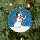 Snowman die Banjo Ornament speelt<br><div class="desc">Deze schattige kerstversiering kenmerkt een sneeuwpop die een banjo speelt terwijl hij sneeuwt. Dit ornament heeft dubbelzijdig afdrukken, maar is ook verkrijgbaar bij eenzijdige afdrukken. Dit ornament zou er geweldig uitzien uit je kerstboom, uit je achterste uitzicht spiegel, of als een plafondventilator. Voeg een langer koord toe en draag het...</div>