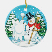 Snowman die een Snowball Winter Fun Splat gooit. Keramisch Ornament (Voorkant)