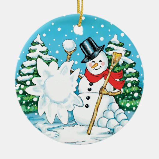 Snowman die een Snowball Winter Fun Splat gooit. Keramisch Ornament (Voorkant)