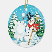 Snowman die een Snowball Winter Fun Splat gooit. Keramisch Ornament (Links)