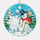 Snowman die een Snowball Winter Fun Splat gooit. Keramisch Ornament (Achterkant)