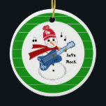 Snowman die Electric Rock Guitar speelt Keramisch Ornament<br><div class="desc">Een coole sneeuwman die kerstliedjes speelt op zijn elektrische rockgitaar. Hij zegt 'Let's Rock'. Een gestreepte groene en witte achtergrond.</div>