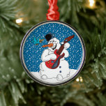Snowman die gitaar speelt en een Bluebird Metalen Ornament<br><div class="desc">Deze ronde kerstboomversiering heeft een sneeuwpop met een grote wortelneus die gitaar speelt tijdens een sneeuwstorm.</div>