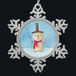 Snowman die met kerst waait en glimlacht tin sneeuwvlok ornament<br><div class="desc">Pewter ornament met een schattige sneeuwpop-afbeelding. Hij draagt een zwart stovepitisch pet,  met een klassieke maïskolp en een rode sjaal. In de koude witte sneeuw die glimlacht en hallo zwaait. De achtergrond bestaat uit een waterverf hemel met blauwe en paarse kleuren die elkaar mengen en samenvoegen.</div>