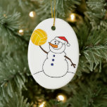 Snowman die waterpolobalwerend ornament gooit.<br><div class="desc">Ideaal geschenk voor de atleet of coach in je wereld. Snowman gooit de gele waterpolo bal keramiek Ornament - steun uw sport.</div>