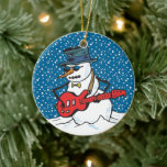 Snowman die zonnebrillen en Pet draagt gitaar Keramisch Ornament<br><div class="desc">Deze ronde keramische kerstversiering is voorzien van een sneeuwman met een zonnebril en een bovenste hoed die gitaar speelt.</div>