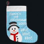 Snowman - Eerste Kerstmis Kleine Kerstsok<br><div class="desc">Blauw sneeuwvlokpatroon met vrolijke cartoon sneeuwman op de eerste kerstvoorraad van een gepersonaliseerde baby.</div>