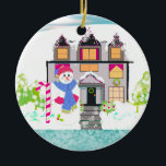 Snowman en Cozy Home Ceramic Ornament<br><div class="desc">Verspreid de vreugde met deze snowman en snoepriet voor deze leuke sneeuw die vakantiewoning met bomen en zelfs een grote klap op de deur heeft gedreven. Een leuk ontwerp voor de boom. Pas aan zoals gewenst.</div>