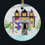 Snowman en Cozy House Ceramic Ornament<br><div class="desc">Verspreid gladheid met deze snowman en snoepriet voor deze leuke sneeuw die een vakantiehuis met bomen en zelfs een kruit aan de deur heeft gedreven. Een grillig ontwerp voor de boom. Pas aan zoals gewenst.</div>