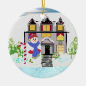 Snowman en Cozy House Ceramic Ornament (Voorkant)