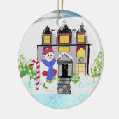 Snowman en Cozy House Ceramic Ornament (Links)