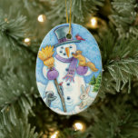 Snowman en Friends Retro Kerstmis Keramisch Ornament<br><div class="desc">Deze gelukkige sneeuwpoppen hebben verschillende vrienden die op bezoek zijn gekomen, waaronder een rode kardinaal vogel, een eekhoorn, een konijnenkonijn en zelfs een stinkdier! Een klein vogelkertje op zijn borst. Een gevlochten achtergrond voltooit het unieke retro vakantie afbeelding op deze kerstsieraad. De rug is stevig lichtblauw, met tekstgebieden voor u...</div>