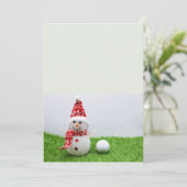 Snowman en golfbal op groene kerst met gras kaart (Staand voorkant)