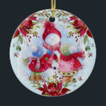 Snowman en kinderkeramisch Ornament glimlachen<br><div class="desc">Rode kerstbloemen en een schattige sneeuwman met twee kinderen in rode kleren en een schattig keramisch ornament.</div>