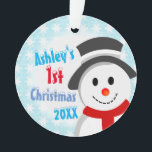 Snowman en Snowflakes Ornament<br><div class="desc">Een gelukkig sneeuwpop en een sneeuwvlokpatroon op blauw. Baby's eerste kerstversiering voor baby jongen of meisje. Pas je eigen tekst aan.</div>