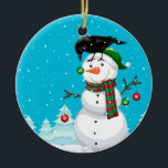 Snowman en The Raven Kerstmis Keramisch Ornament<br><div class="desc">Snowman en Raven kerstversiering of wand die het decor voor Ravens en zwarte vogelliefhebbers hangt. Een raven die een sneeuw man met kerstlampen versiert. Een schattig ornament voor de muur of kerst. Geweldig voor degenen die van het zwarte vogelras houden en hun vakantiesite kraaien. Leeg en voeg indien gewenst een...</div>
