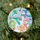 Snowman-familie in de sneeuw keramisch ornament<br><div class="desc">illustratie Merry kerstvakantie design met een schattige cartoon gelukkige sneeuwman familie met moeder,  vader en sneeuwkinderen. Iedereen glimlacht en draagt een sjaal en houdt kerstcadeautjes en een kerstboom vast. Het sneeuwt met grote sneeuwvlokken die vallen. Hun sjaal en pet zijn allemaal verschillende kleuren,  rood,  geel,  groen en blauw.</div>