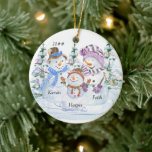 Snowman Familie van 3 Cute Persoonlijke Kerstmis Keramisch Ornament<br><div class="desc">Op maat gesneden kerstversiering voor een gezin van 3. Dubbelzijdig ontwerp biedt een vrolijke trio sneeuwpoppen omringd door kerstbomen en je kunt het personaliseren met het jaar en je namen.</div>