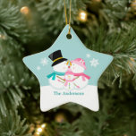 Snowman Familie van Drie Kerstmis Feestdagen Keramisch Ornament<br><div class="desc">Aangepast kerstsierartikel met een schattige en unieke vectorillustratie van een paar sneeuwmannen die in de sneeuw zoenen op een winterblauwe achtergrond. Pas het aan met uw namen,  trouwdag of een tekst van uw keuze om de perfecte Eerste Kerstmis of het perfecte ornament te maken. ©Sanqunetti Design</div>