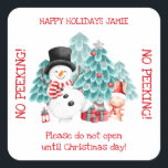 Snowman geen kijker op het plein vierkante sticker<br><div class="desc">Snowman met kerst Geen snoepbok. Pas het met jouw tekst aan. Overeenkomende objecten zijn beschikbaar in mijn winkel.</div>