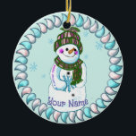 Snowman Granny Keramisch Ornament<br><div class="desc">Snowman Granny ornament van ArtMuvz Illustration. bijpassende sneeuwman kleding,  t-shirts,  oma geschenken. Kerst T-shirt,  kerstcadeaus en winterkleding. Om jouw naam toe te voegen of tekst toe te voegen. Pas dit sneeuwpop-ornament aan om het uniek van jou te maken of als een persoonlijk geschenk te geven</div>