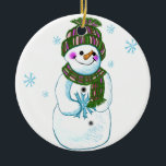 Snowman Granny Keramisch Ornament<br><div class="desc">Snowman Granny Ornament, Snowman t-shirts, sneeuwmannelijk shirt, kleding, geschenken van ArtMuvz Illustratie. Snowman Grandma t-shirt voor zijn verjaardag en kerstcadeau. Klik op "Deze sjabloon personaliseren" als u deze zelf wilt personaliseren. Bewerk vervolgens de velden die voor uw aangepast cadeau zijn meegeleverd. U kunt jouw naam toevoegen of in plaats daarvan...</div>