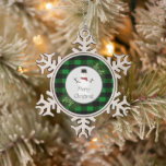 Snowman Green Buffalo Play Snowflake Ornament<br><div class="desc">Decoreer je kerstboom dit vakantieseizoen met een Snowman Green Buffalo Pset Snowflake Ornament. Het ontwerp van het ornament is voorzien van een doos voorzien van pijnboomtakken en charmante sneeuwman tegen een buffelpleister. Extra cadeautjes en vakantiepunten zijn ook bij dit ontwerp beschikbaar.</div>