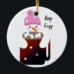 Snowman Hugging a Mok Hot Chocolate Keramisch Ornament<br><div class="desc">Hou je mond. Deze schattige sneeuwman zal je laten glimlachen terwijl hij deze mok van warme chocolade omhelst om warm te blijven!</div>