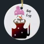 Snowman Hugging a Mok Hot Chocolate Keramisch Ornament<br><div class="desc">Hou je mond. Deze schattige sneeuwman zal je laten glimlachen terwijl hij deze mok van warme chocolade omhelst om warm te blijven!</div>