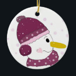 Snowman in het Paarse Pet en Scarf Keramisch Ornament<br><div class="desc">Een schattige sneeuwman in een zacht paars pet en sjaal met kleine sneeuwvlokken. Een grote grin en een wortelneus voegen zijn zoete blik toe.</div>