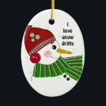 Snowman in het Rode Pet en de Groene Scarf Keramisch Ornament<br><div class="desc">Een schattige sneeuwman met een wortelneus en roze wangen. Een rood pet en aardkorrels en een groene sjaal. Het gezegde kan worden gewijzigd zoals gewenst.</div>