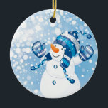 Snowman Keramisch Ornament<br><div class="desc">Snowman die in de sneeuw met blauwe achtergrond speelt</div>