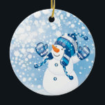 Snowman Keramisch Ornament<br><div class="desc">Snowman die in de sneeuw met blauwe achtergrond speelt</div>