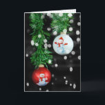 Snowman-kerstversieringen met land kaart<br><div class="desc">Rode en witte kerstversieringen met sneeuwpoppen van groene grond op felboeiende belichtingsachtergrond</div>