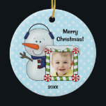Snowman Kinder kerstfoto Persoonlijk Keramisch Ornament<br><div class="desc">Een schattige kinder kerstfoto-versiering. Met een sneeuwpop op een blauwe en witte sneeuwvlokachtergrond. Het maakt een geweldige vakantie koepel. Eenvoudig aan te passen met een foto,  een jaar of een naam. Grafische kaart © Scrappin Doodles op www.scrappindoodles.com</div>