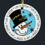 Snowman laat het sneeuwen keramisch ornament<br><div class="desc">Een schattige sneeuwman met een wortelneus en een bovenste hoed met heilige tekst met de tekst Let it Snow,  Let it Snow,  Let it Snow,  Let it Snow! Geweldig voor de feestdagen of de hele winter zijn deze sneeuwhemden,  mokken,  tassen,  kaarten,  stickers,  keepsakes,  en andere voorwerpen zeker een hit!</div>
