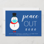 Snowman Mask Peace Out 2020 Grappig kerstfeest Feestdagenkaart<br><div class="desc">Grappig kerstfeest en nieuwjaars feestelijke platte kaart ter ere van het komende einde van een harde 2020. Een cartoon sneeuwman draagt een gezichtsmasker naast "Peace Out 2020" in een leuke witte typografie tegen een donkerblauwe achtergrond. U kunt de groet personaliseren (aanvankelijk plaatste aan "Kerst & de Cheers van de Merry...</div>