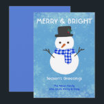 Snowman Merry & Bright Seasons Greetings Custom Ho Feestdagenkaart<br><div class="desc">Snowman Merry & Bright Seasons Greetings Custom Holiday Kaart. Cute sneeuwman met blauw en witte cheque muffler. Voeg je eigen gevoelens en familienamen toe met behulp van de sjabloon die ik voor je heb opgezet. Zo makkelijk!</div>