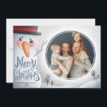 Snowman Merry Kerstmis - Gepersonaliseerde familie Feestdagenkaart<br><div class="desc">Verstuur je jaarlijkse familiefoto met deze schattige wintersneeuwman met de kerstkaart van de familie! Deze kerstkaart is volledig aanpasbaar! U kunt de tekst bewerken, jouw naam toevoegen en uw eigen foto toevoegen door op deze sjabloon te klikken. Deze familiefoto kerstkaart sjabloon is alles wat je nodig hebt om je eigen...</div>