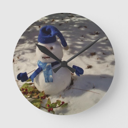 Snowman met blauw Pet en Scarf Ronde Klok (Voorkant)