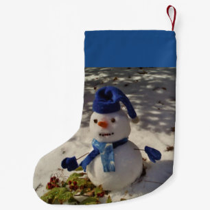 Snowman met blauw pet, handschoenen en scharf kleine kerstsok