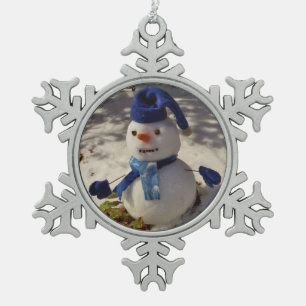 Snowman met blauw pet, handschoenen en scharf tin sneeuwvlok ornament