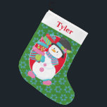 Snowman met Cadeaus Grote Kerstsok<br><div class="desc">Deze schattige sneeuwman komt met kleurrijke geschenken. De sneeuwpop staat op een groene achtergrond met een blauw sneeuwvlokpatroon,  met rode ovaal. Deze kerstvoorraad kan worden aangepast aan de naam van uw kind en u kunt de achtergrondkleur wijzigen.</div>