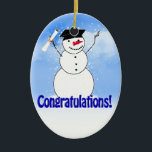 Snowman met diploma afstuderen keramisch ornament<br><div class="desc">* Cute snowman is zo enthousiast om zijn diploma van afstuderen te halen. Hij draagt trots zijn afstudeerdopje, hij is klaar voor de toekomst! ~~ kerstversieringen zijn beschikbaar in verschillende vormen, voeg de studentennaam en/of het jaar van het afstuderen toe om zich te personaliseren. Klik op de knop AANPASSEN om...</div>