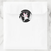 Snowman met kerstcadeautjes met nachtsneeuw ronde sticker (Tas)