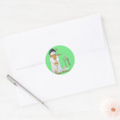 Snowman met kerstmis in de sneeuw ronde sticker (Envelop)