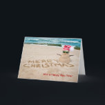 Snowman met pet op het tropische kerststrand feestdagen kaart<br><div class="desc">Kogelsneeuwman gemaakt van zand op het strand voor de algemene kerst van Merry</div>