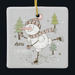 Snowman met prettige kerst keramisch ornament<br><div class="desc">Snowman-keramisch Ornament met snowman-keramiek Met een aangepast keramisch ornament brengt u veel meer vakantiekeramiek in uw boom. Voeg familiefoto's,  afbeeldingen en persoonlijke berichten toe aan beide zijden van dit ornament. Een streng gouden draad maakt het gemakkelijk om deze fantastische kluts op te hangen.</div>